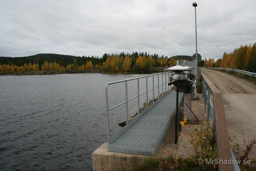 IMG_5559.JPG - Vattenmagasinet hålls inne med en damm och på dammen finns en lucka.