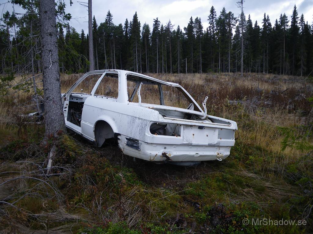 IMGP4623.JPG - Vanligast är ju att man finner bilar i detta skick som är undanställda på 50 och 60 talet. Här handlar det om en parkering gjord för bara något år sedan och av en modern... bil.