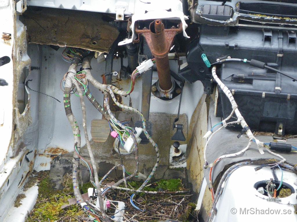 IMGP4625.JPG - Endast lite kabel, rattstången samt lite isolering och delar av värmesystemet är lämnade.. Jo pedalstället sitter också kvar..