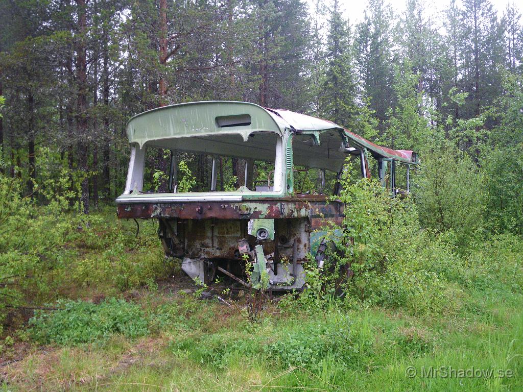 IMGP1043.JPG - Känner väl igen de där busskarosserna. Skulle nästan våga säga att jag varit med och levererat denna under 70-talet. Servat dem har jag med säkerhet gjort..