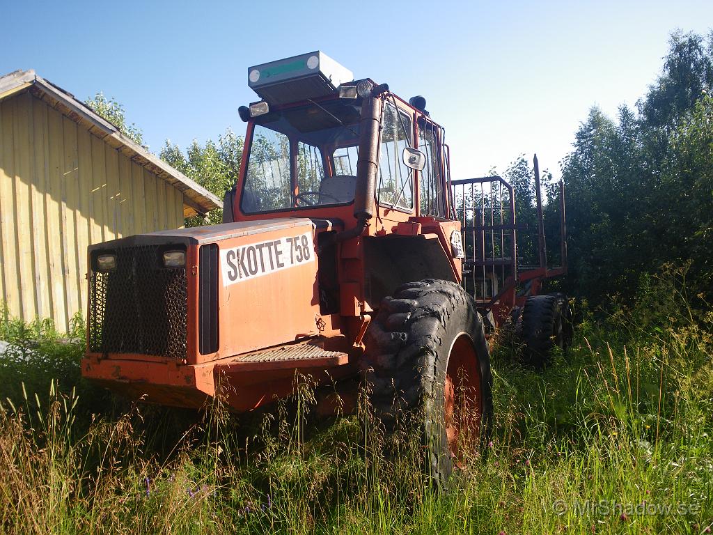 050.JPG - Bland det första som jag såg förutom några Volvo 145;or, så var det denna timmerskotare. Kollar man på däcken så ser de ut att ha gjort sitt for många år sedan. men det var inte förren 2008 som den blev avställd.