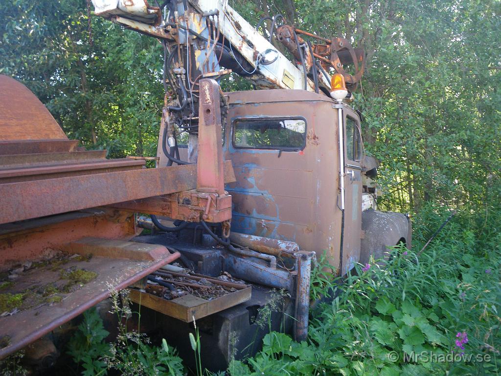 059.JPG - Oj då, en riktigt gammal relik från Södertälje. Släpet hänger på bilen som en påhängstrailer.