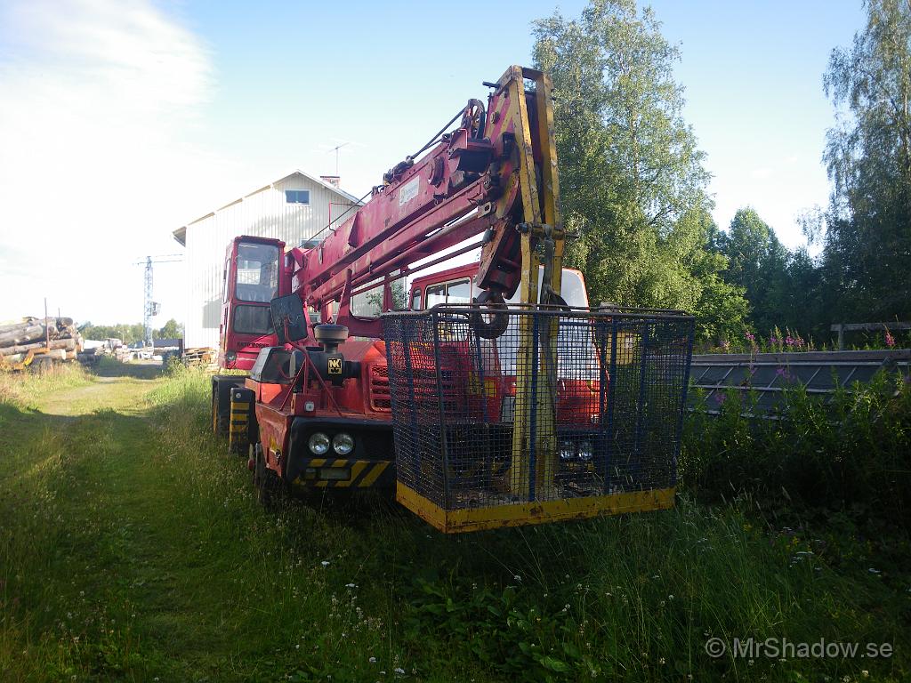 069.JPG - Även denna Kato NK 110 H stod straxt intill. Den bytte ägare 2008, så helt övergivet är den ju inte. Den har dock varit avställd sedan 1991. Kanske går använda ändå...som motorredskap