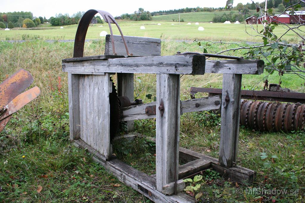 IMG_5244.JPG - En gammal vedkap. Just denna drevs av en separatmotor och en lång flat balatarem.. Kanske var det en traktor med remskiva på kraftuttaget, eller kanske en separt elmotor. Det kan ju till och med har varit en tändkulemotor, men det vet ju bara sågen eller dess ägare..