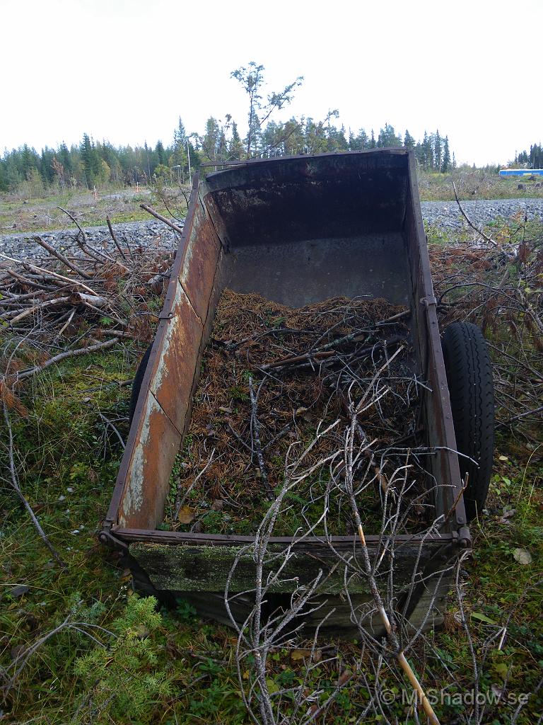 IMGP2132.JPG - Så en bild på kärran igen. Hela lastutrymmet är täckt med plåt, vilket är lite anmärkningsvärt. Måste ha varit avsedd för transportera något speciellt. Se närheten till gångvägen och lite längre bort en byggbarrack. Glad att jag tagit dessa bilder i vart fall..