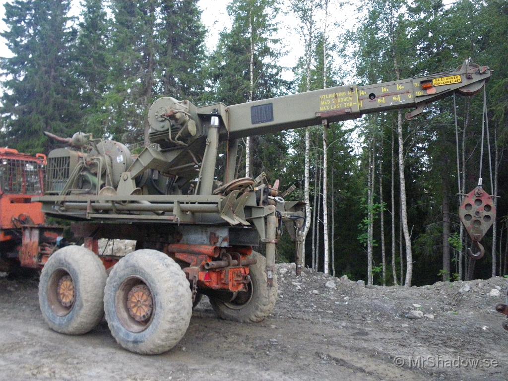 IMGP1716.JPG - Hydraliken används sedan till det som varit en stridsvagnsbärgare hos försvaret. En ordentlig Hiab kran och ett kraftfult wirespel. Säkert bra att ha denna maskin, om det är någon annan skogsmaskin som kört fast långt från allfartsväg.