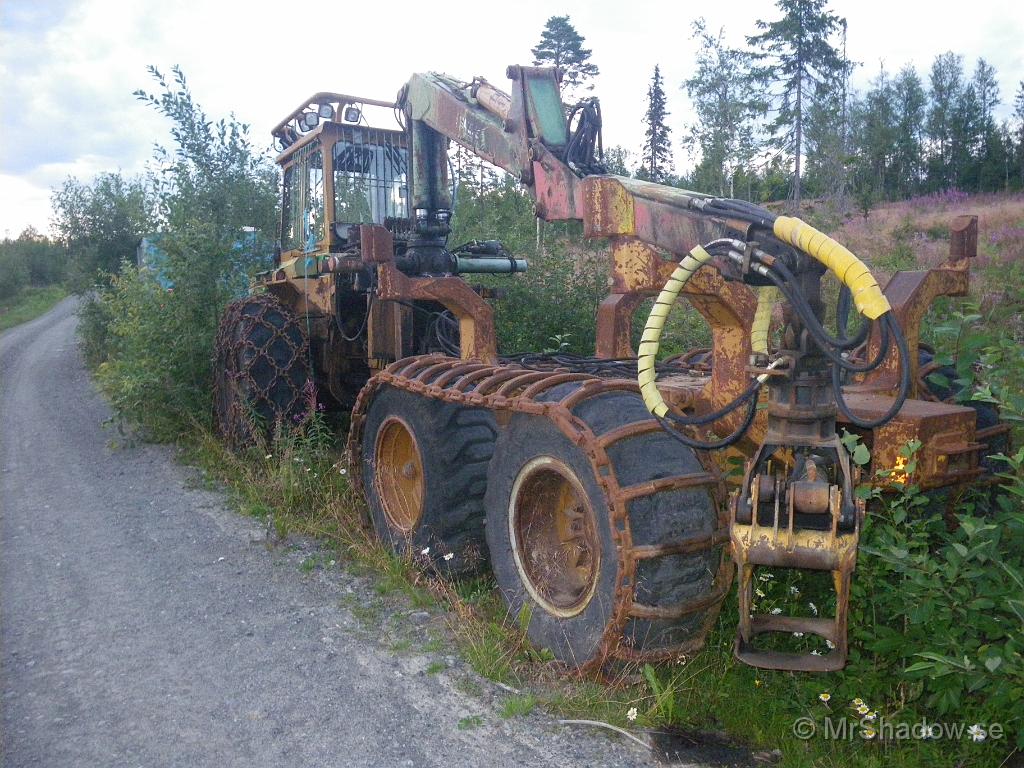 IMGP1722.JPG - Dessa maskiner har hydrostatisk drift på bakvagnen. Maskinen ser komplett ut, förutom att timmerstöttorna saknas.