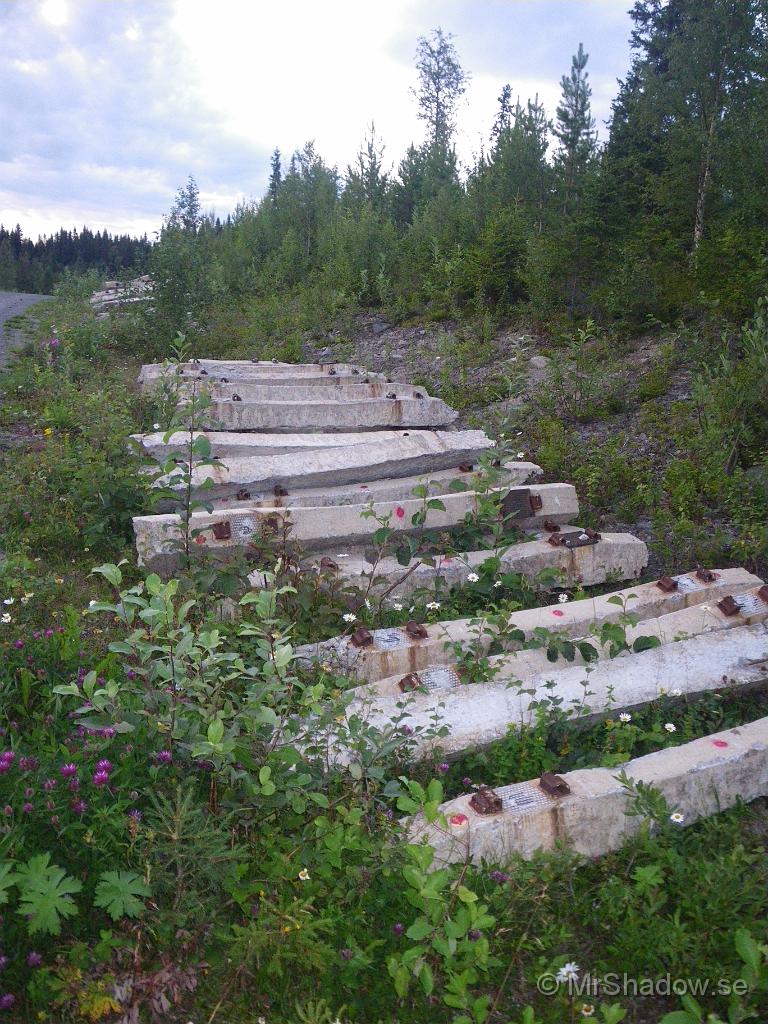 IMGP1723.JPG - Välkommen till skogsrälsen... Betongslipers, undrar vad de skall användas till ???  Såg lite räler också på en maskin, så någon idée finns hos entrepenören.