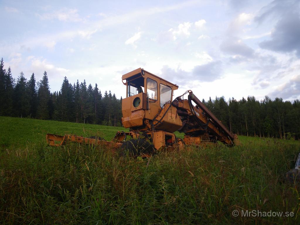 IMGP1672.JPG - Ett stort gult metalmonster ute på en äng.