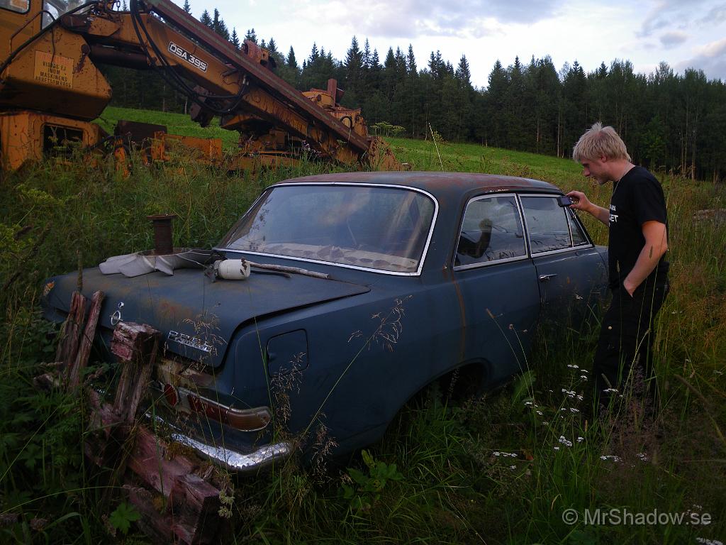 IMGP1673.JPG - Alldeles intill stod det en Opel Record 64;a som sett sina bästa dagar. Junior dokumenterar inredningen.