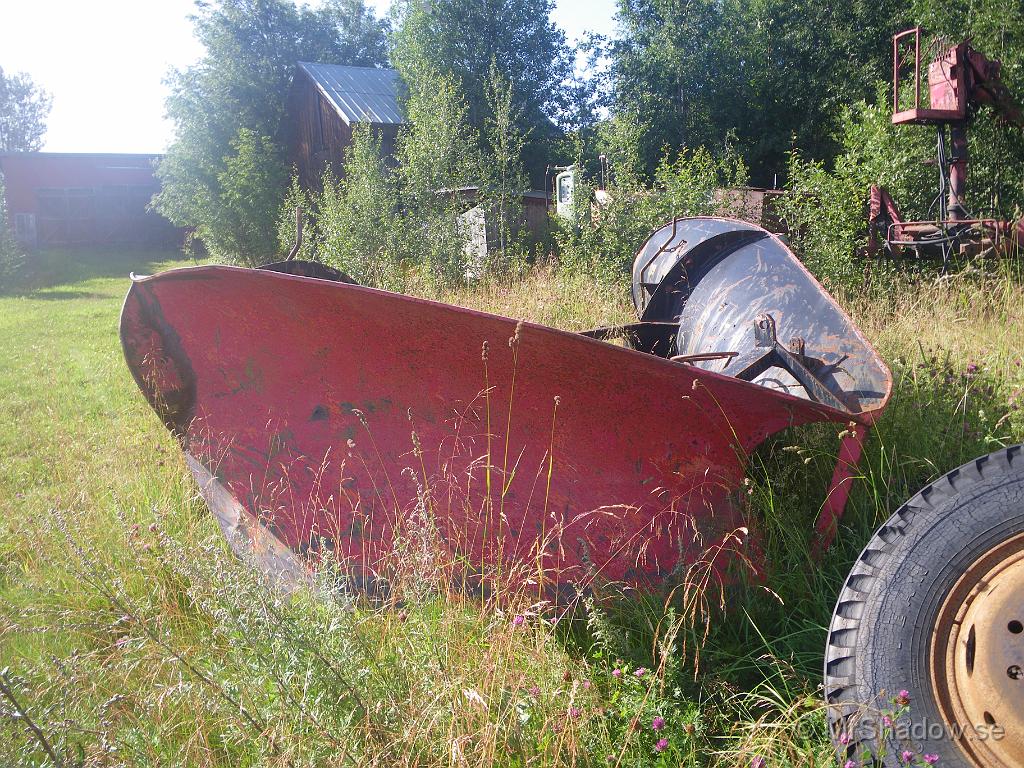 029.JPG - Runt hörnet till garaget står det en spetsplog. Den typen av plog var mest vanlig för mindre vägar.