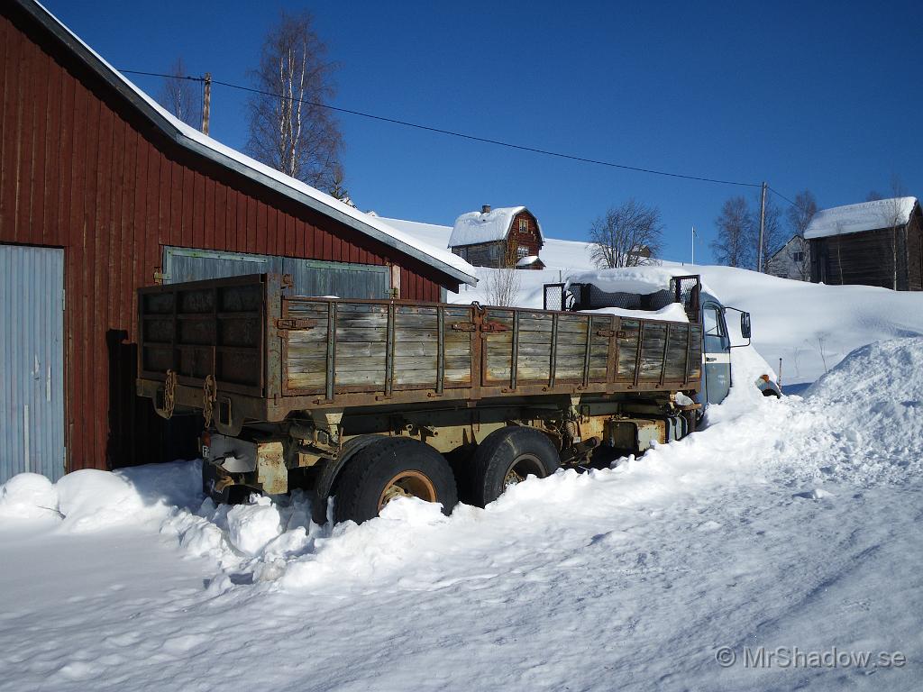 IMGP3014.JPG - Ca 7 månader senare så står grusbilen fortfarande och vilar sig. Nu har jag hört lite om näst senaste ägare också, men det hör inte hemma här.