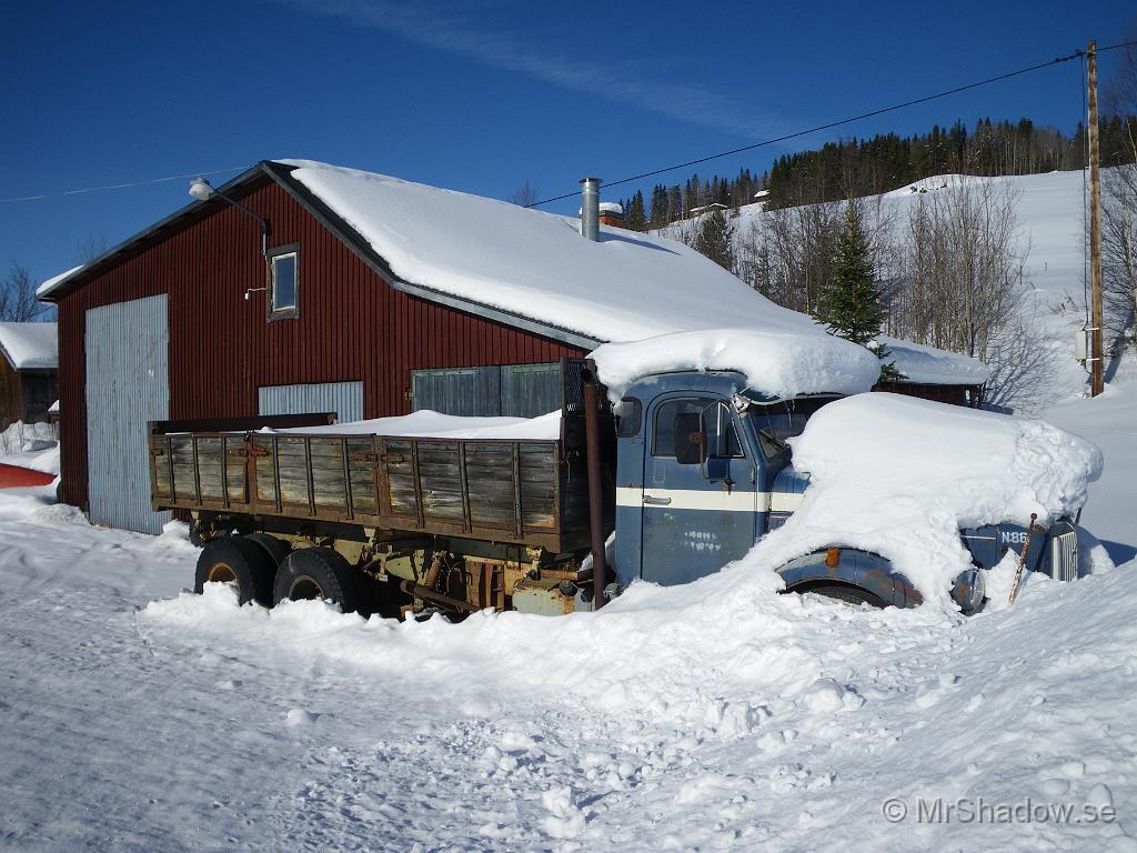 IMGP3016.JPG - Planen utanför garaget är i vart fall nyligen skottad och stora porten ser använd ut, även om det inte är senaste dagen..