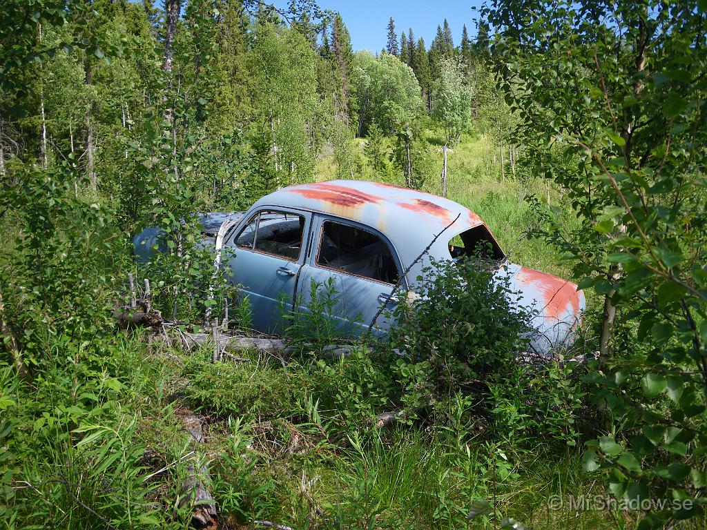 IMGP3797.JPG - På vägen tillbaka så blev det ett kort stopp och studsande ut i terränglådan med kameran i handen.Inte en anin om vad det är för bil, men gissar på en engelsk Ford från senare delen av -50 talet.