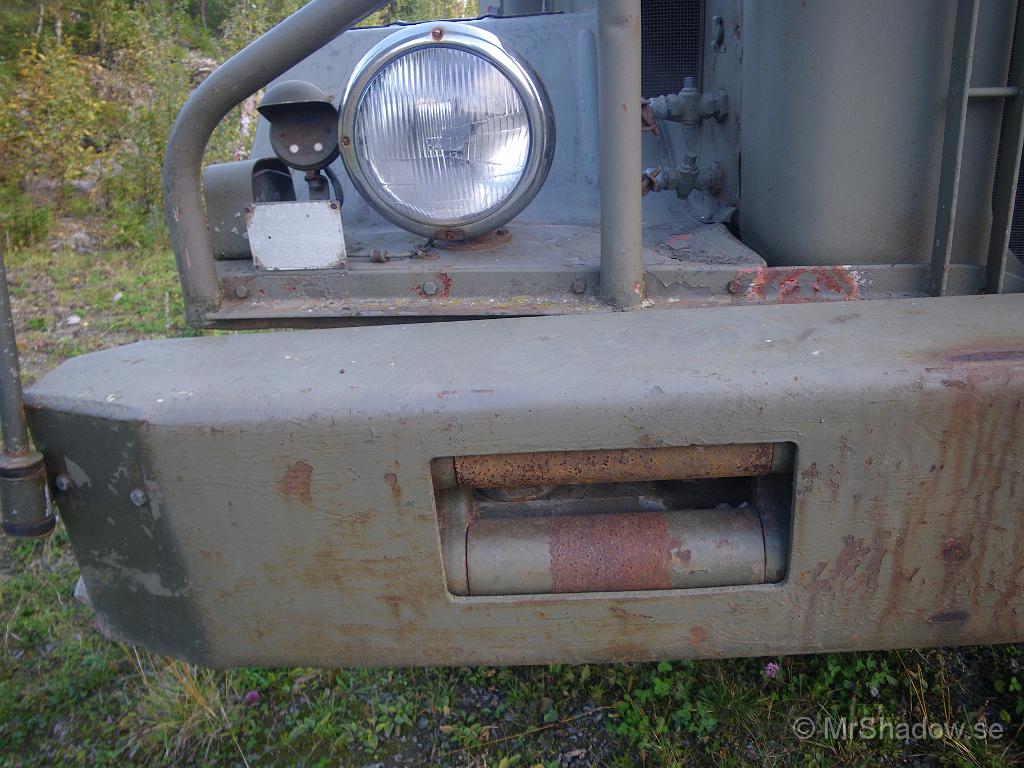 IMGP7366.JPG - Här mynnade vinchen en gång i tiden, men länkrullar åt alla håll. Konstaterat att strålkastaren är betydligt nyare än bilen..