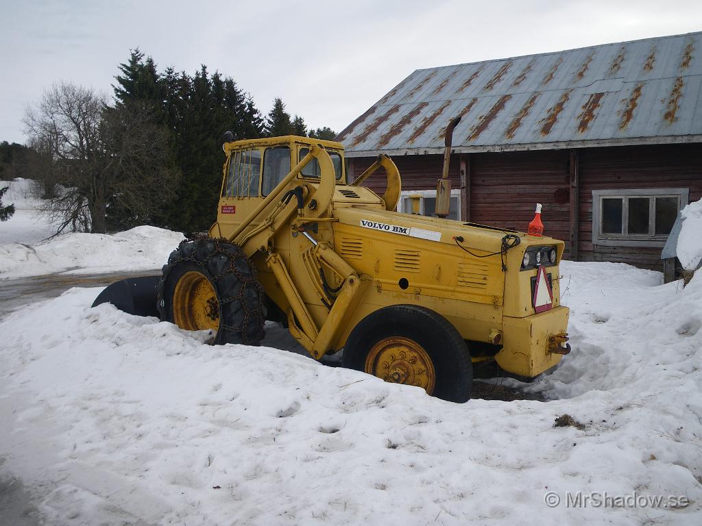 IMGP5843.JPG - Skopa på och också kjedjor på drivhjulen, så man kan ju konstatera den är beredd på snöröjning.  Men det blev nog ingen snö röjd denna vinter och frågan är om det ens blev förra vintern.