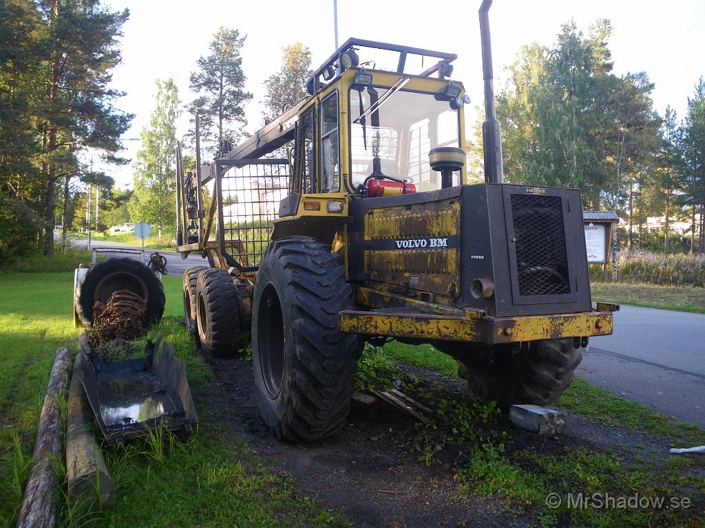 IMGP7343.JPG - Det ser ut som att det är trassel med maskineriet, då skyddsplåten för motor ligger vid sidan av.