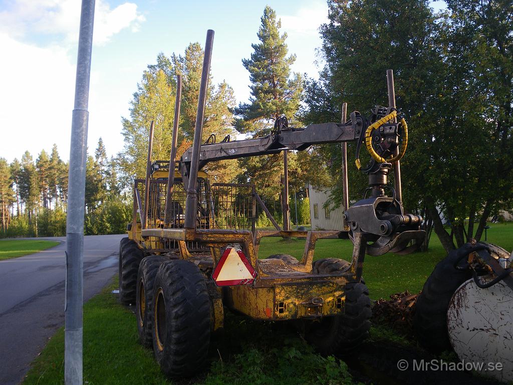 IMGP7344.JPG - Sliten men den har nog varit i drift ganska nyligen. Ser så ut då den inte är "fastvuxen" i gräset..