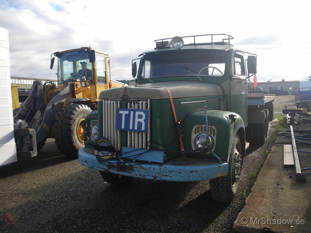 IMGP4140.JPG - Killen i traktorn stannade och talade om att det fanns fler gamla bilar på området.