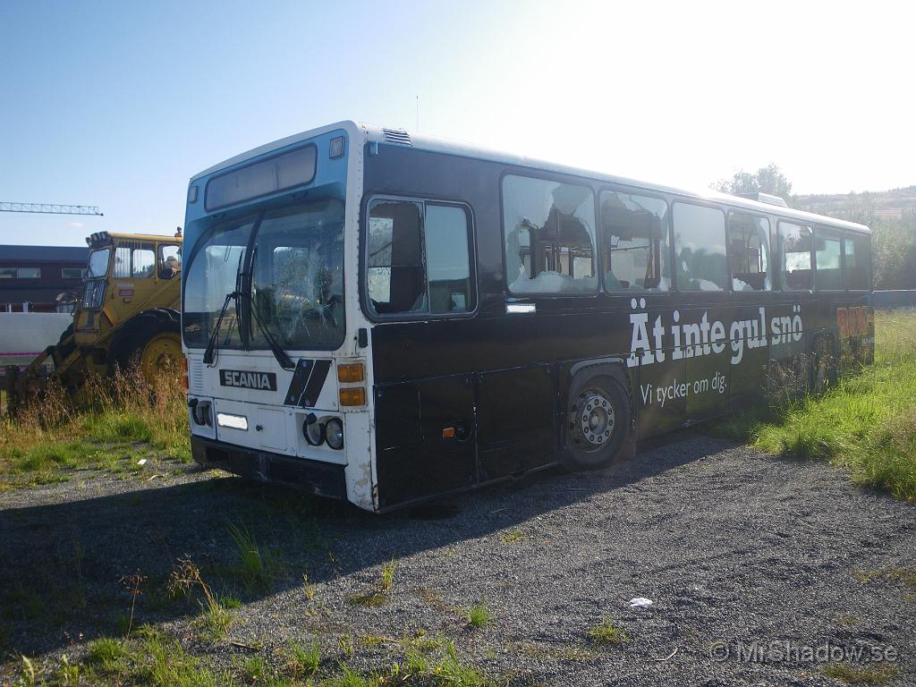 038x.jpg - De där bussarna går vanligen som skidbussar i Åre - Duved på vintern. Denna har nog inte fraktat några resenärer sedan 2005 då den ställdes av. Tyvärr har denna hunnit bli lite misshandlad med bl.a sönderslagna rutor.