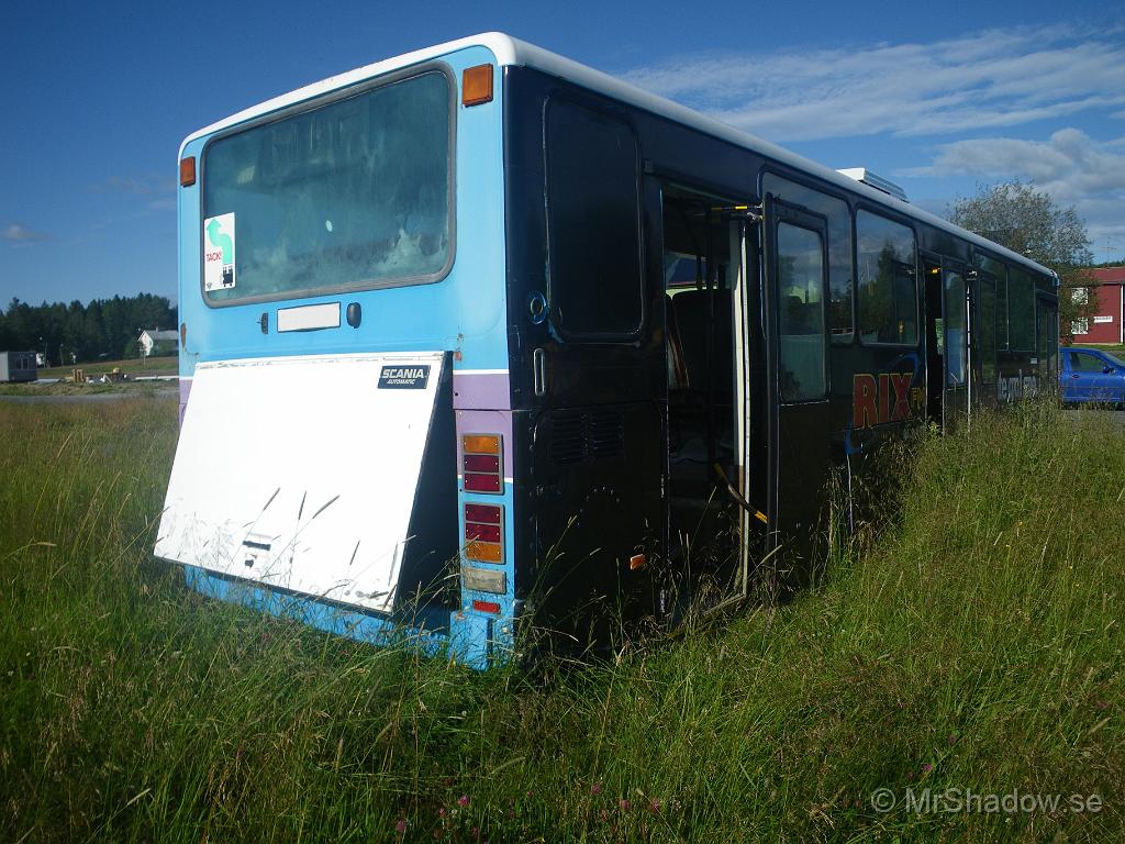 041x.jpg - Jo motorn sitter längst bak i dessa maskiner. Högersidan är lite helare, men vid detta tillfälle glömde jag ta kort invändigt. Där är förfallet stort och troligen har någon lekt med pulversläckare inne i bussen...