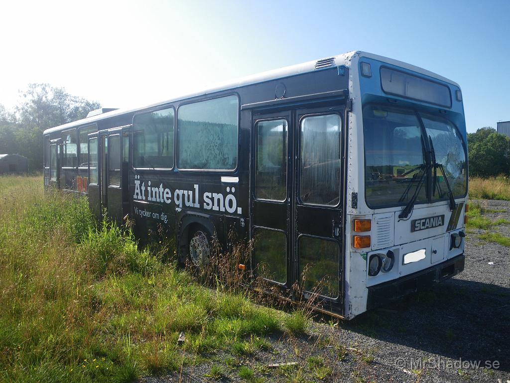 042x.jpg - Från denna vinkel ser ju bussen ganska hel och bra ut..