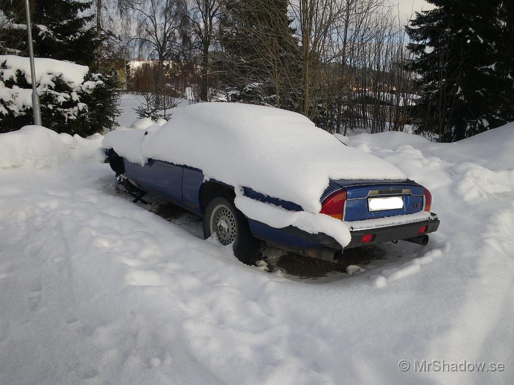 Imgp5752su.jpg - I vinter har det hänt något.. Ett framhjul har plockats av och det ser ut som att man vid några tillfällen röjt snö både på och runt om denna engelsman.. Undrar vem som plockat av hjulet ?? Ägaren ???