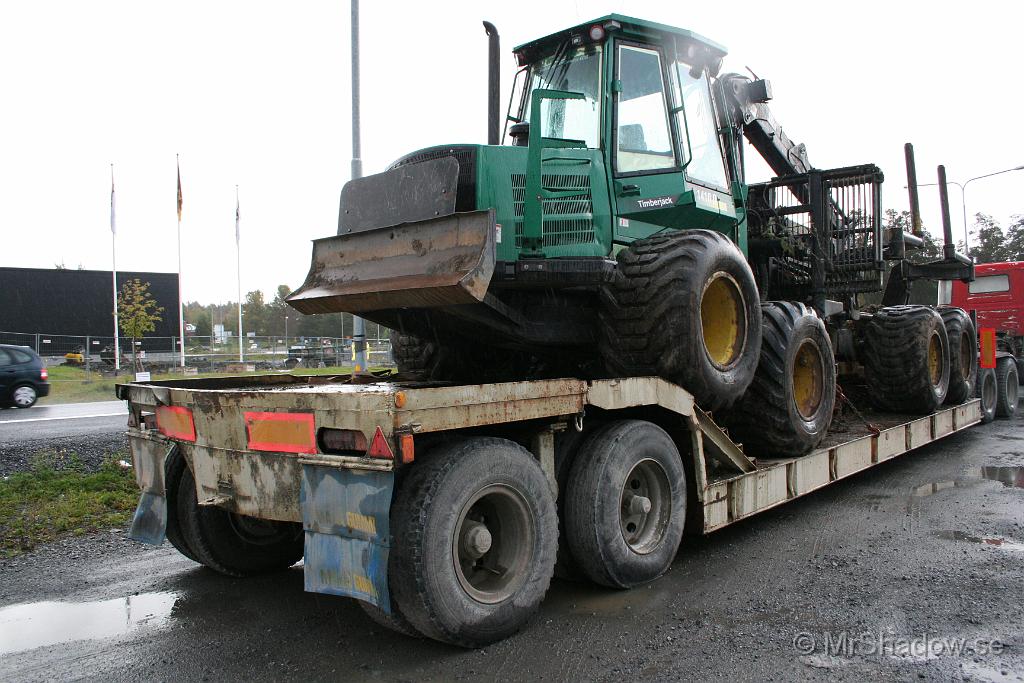 IMG_9769.JPG - Denna trailer är 10 år äldre än dragbilen och byggd 1970. Teoretiskt får den fortfarande lasta 48 ton, men då med en annan dragbil... Timberjacken väger nog inte mer än kanske 20 ton