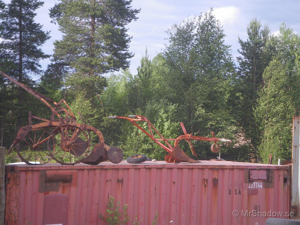 IMGP3776.JPG - Hos samma skrothandlare som bilen, stod det också ett par jordbruksredskap av äldre modell uppställda på en container.