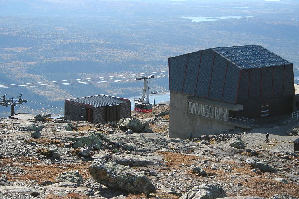 IMG_4026.JPG - Det är lite maffig utsikt och det är ju ingen liten betongklump på fjället, kabinbanans bergsstation