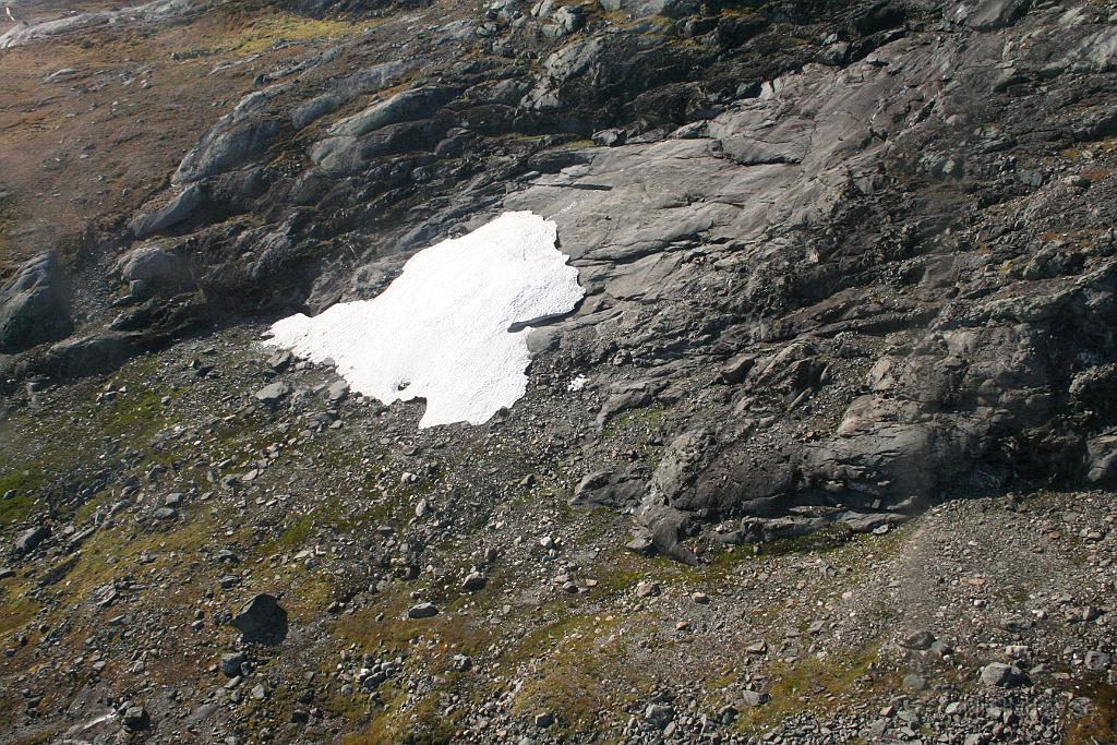 IMG_4042.JPG - SNÖ eller kanske Åreskutans glaceär.  Ovanligt lite snö på skutan enligt egen utsago.