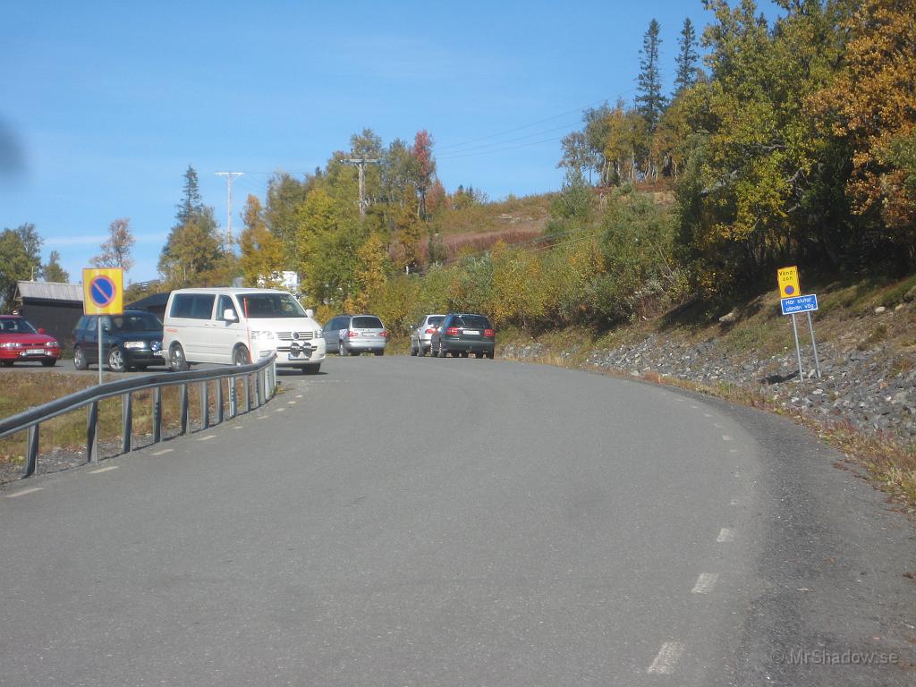 IX70_1761.JPG - Det här är Åre och Ullådalen i ett nötskal. Ingen parkerar där det är tillåtet, utan enbart i zon med parkeringsförbud. Det är likadant på vintern också, mycket märkligt... Undrar vart Åres lapplisor är??