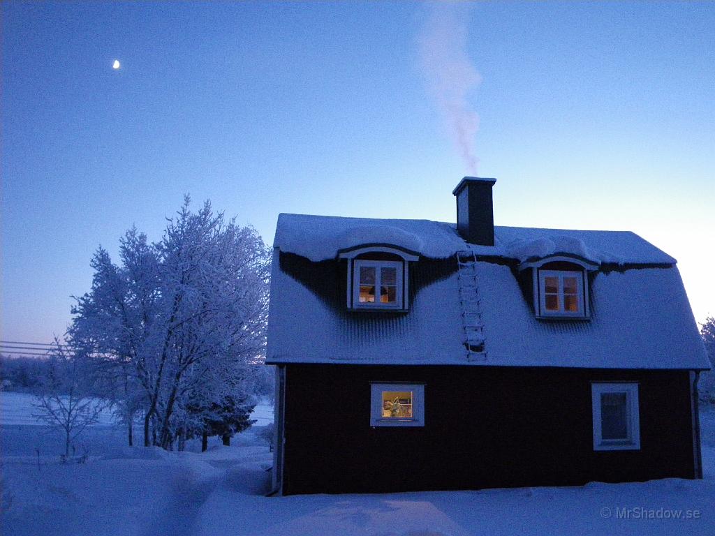 IMGP0257.JPG - Klockan är här ca 15:30 och solan har gått ner. Månen är uppe i vart fall. Det har blivit lite kallare och det är ungefär -17 när bilden tas.