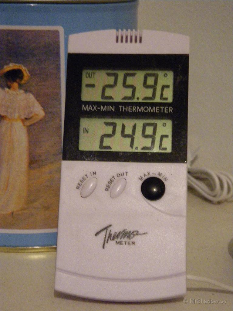 IMGP0263.JPG - Det börjar vara lite svalt ute... Troligen bättre "väder" i frysen, Men varmt är det inne i vart fall. Bottennottering denna natt var -27,2
