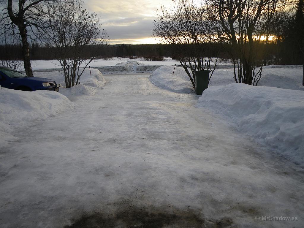 IMGP0269.JPG - 2009-01-09  Det ser ut som att uppfarten är en iskana och det är den också.. Det har varit varmt och den välskottade uppfarten ger nu tillbaka... Halt som bara den.. Men lite senare så blev den grusad