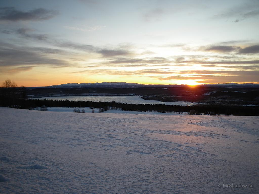 IMGP0270.JPG - 2009-01-10  Åkte en liten tur på lördagen och bla upp till utsiktspunkten i Tann. Solen håller på att gå ner bakom fjällen