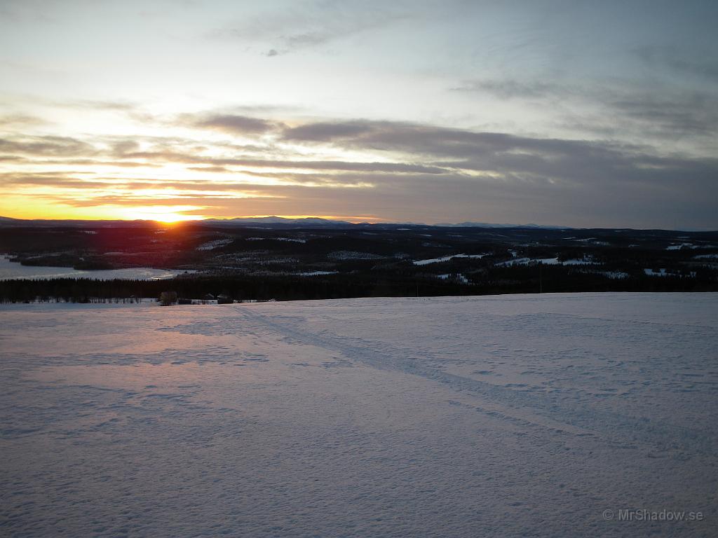 IMGP0272.JPG - Någonstanns mitt i bilden ligger Slåtte
