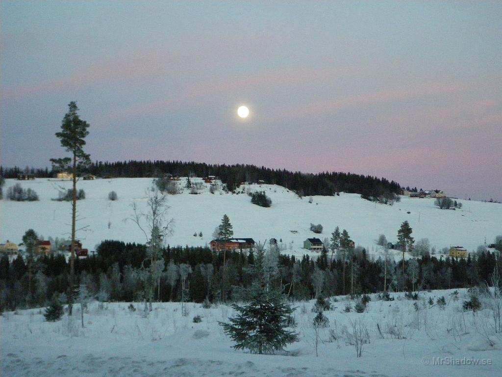 IMGP0273.JPG - Fullmåne blir det denna natt och här syns den ovanför Bleckåsen straxt efter kl 15
