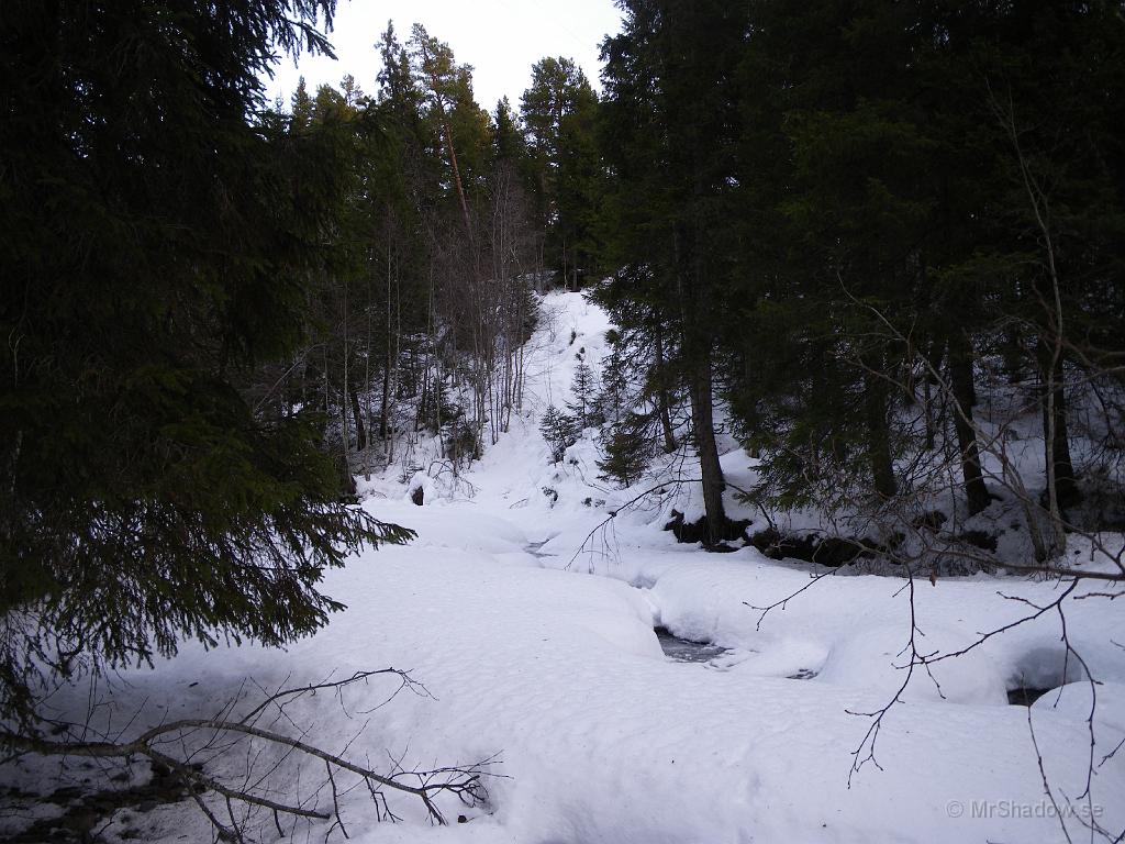 IMGP0277.JPG - Dagarna med mildväder har gjort att snön sjunkit ihop lite på några ställen i ån