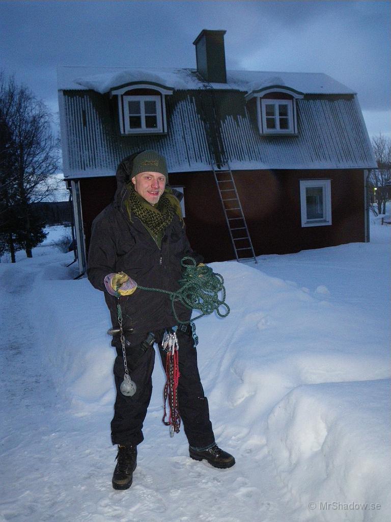 IMGP0290.JPG - Det hann börja bli mörkt innan det var klart. Vi startade lite sent kanske.. Enkla sotarredskap inhandlade på ett par "vuxendagis" inne i stan. Vilket drag det blev när man tände upp i spisen igen..