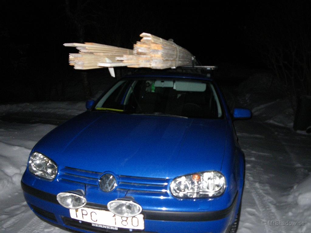 IMGP0310.JPG - Handlade lite taklist oxå samtidigt. Fick gå mer än 6 ggr mellan bil å uthus..