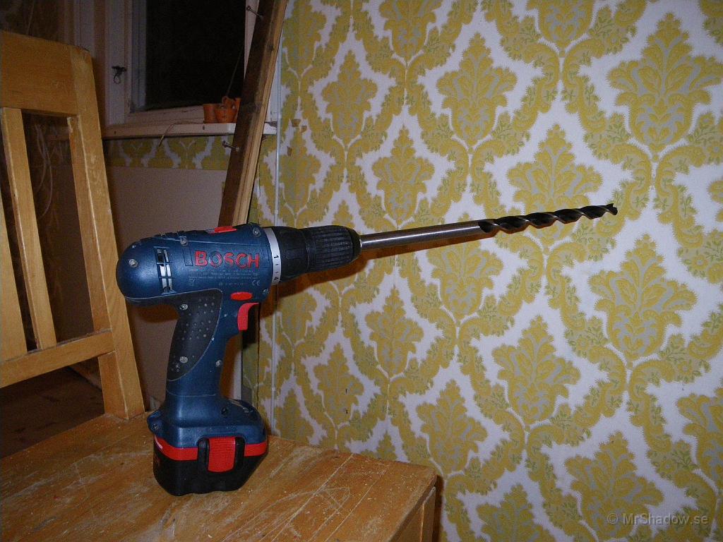 IMGP0311.JPG - Köpte en ny borr för att fixa rören genom bjälklaget. Spiralborr 16mm och 440mm lång och den passade i proffsBoschen