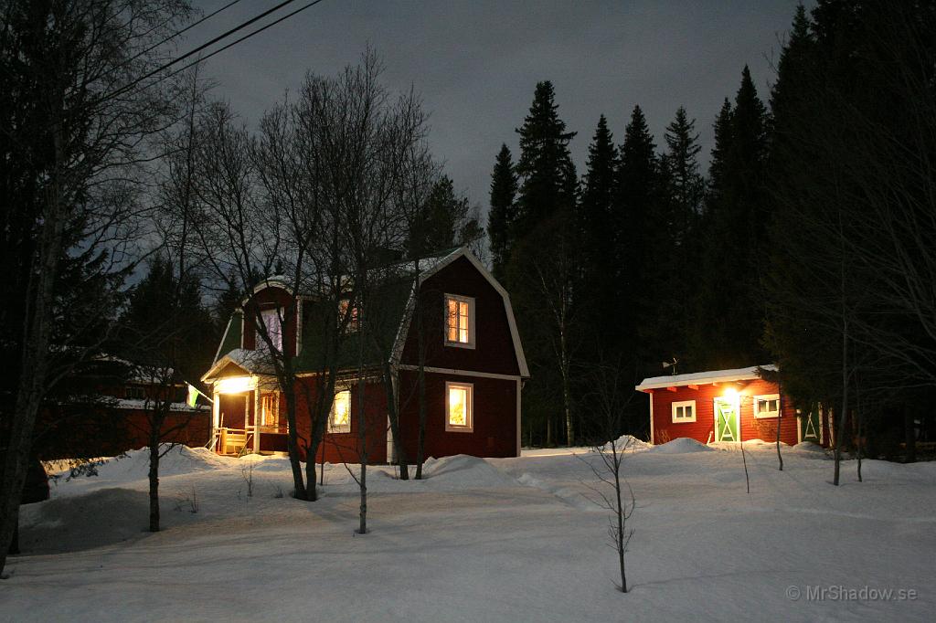 IMG_4156.JPG - Samma inställningar och vinkel, men med lampan tänd. Nu är det förutom månskuggor, även skuggor från lampan på farstukvisten