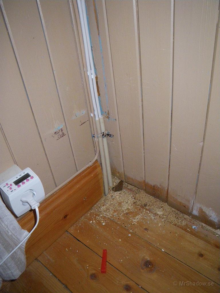 IMGP0366.JPG - Förutom att det är skräpigt på golvet, så är nu elinstallationen, dvs rören, snyggt och prydlig fastsatta