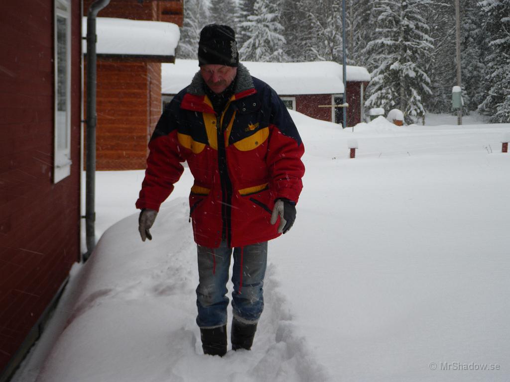 IMGP0372.JPG - Det är lite hårdare underlag här, då det farit ner is och snö från taket. Annars skulle det varit snö till midjan ungefär