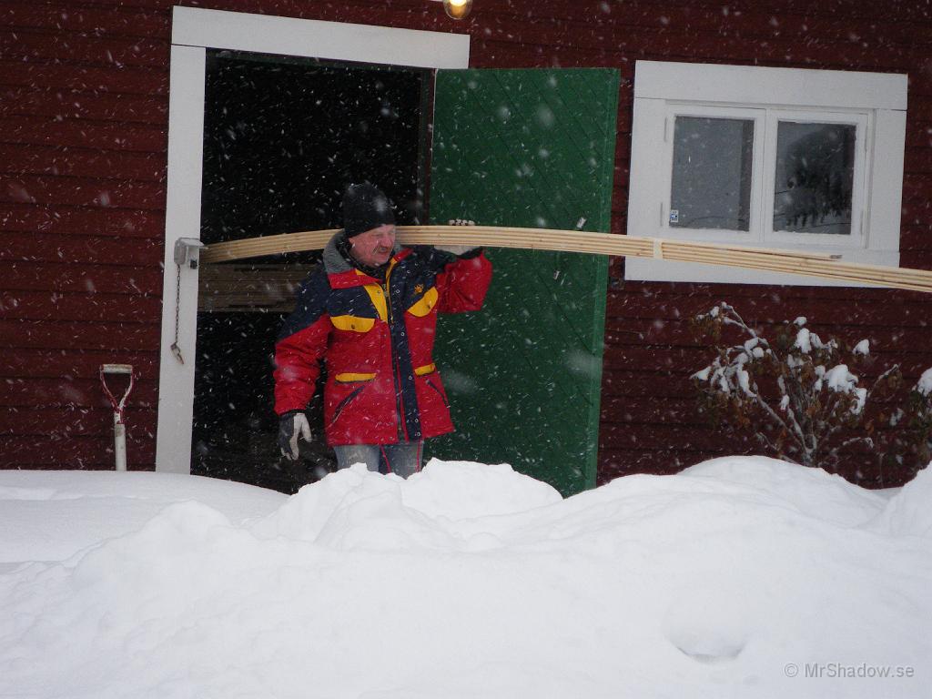 IMGP0375.JPG - Börjar lite försiktigt med ett mindre paket virke, fast bitarna är ca 5 m långa.