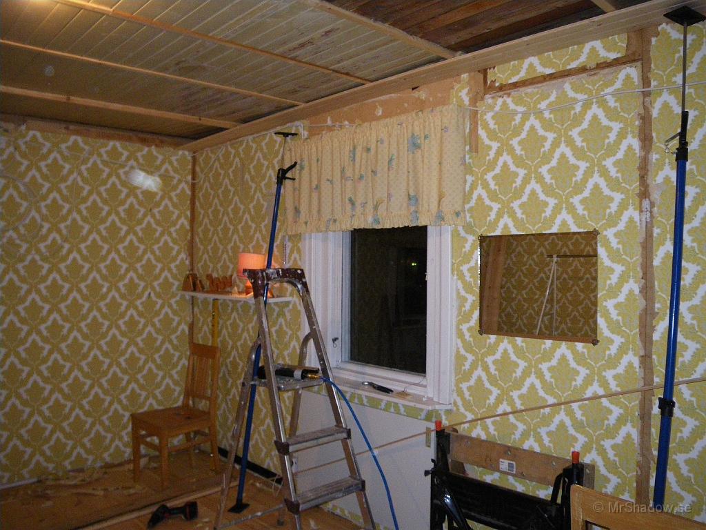 IMGP0385.JPG - Efter det att man passat in första brädan, täljt bort nästa hälften på vissa delar... så var det ganska enkelt att sätta upp nästa. Stöttorna var ett bra hjälpmedel, men det gäller ju att använda dem rätt så att saker inte trillar ner i huvet..