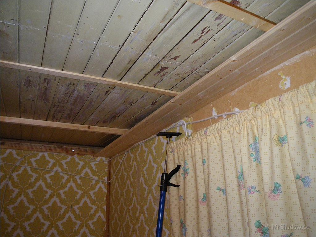 IMGP0386.JPG - Kanske inte säger så mycket annat än att det ser snett och vint ut.. Fast det är ju gamla taket som inte är bra...