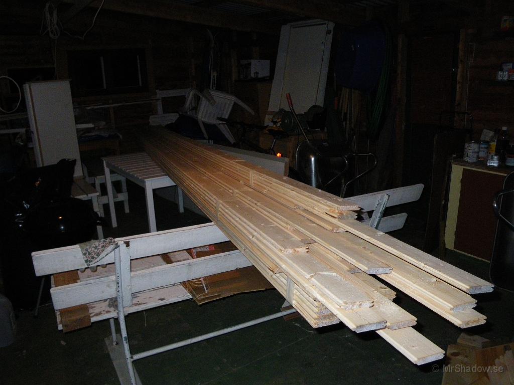 IMGP0390.JPG - Det ligger lite mer virke kvar i boa. ca 10 m2 ligger här..