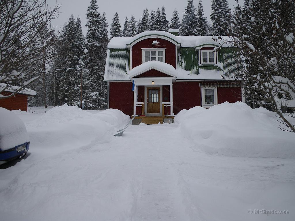 IMGP0393.JPG - Det börjar bli lite snöhögar på tomten också